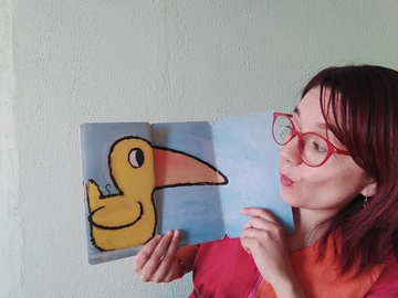 Imagen de María Paz Pizarro con libro de cuentos