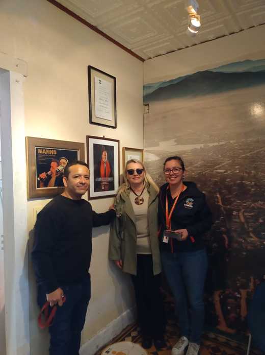 Enzo Godoy, Encargado del MHAC, Lisselotte Manns, hija de Patricio Manns y Marcela Santibáñez, Directora de Cultura de la I.  Municipalidad de Concón