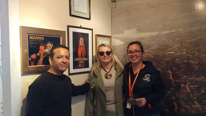 Enzo Godoy, Encargado del MHAC, Lisselotte Manns, hija de Patricio Manns y Marcela Santibáñez, Directora de Cultura de la I.  Municipalidad de Concón