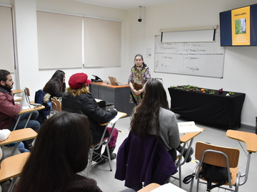 Charla informativa acerca de plantas y sus propiedades