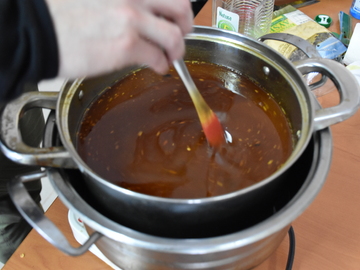 Oleato en base a aceite, ají triturado, cúrcuma, jengibre y canela, cocinado a baño maría.