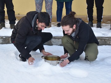 Enfriado del oleato utilizando la nieve del exterior como método refrigerante.