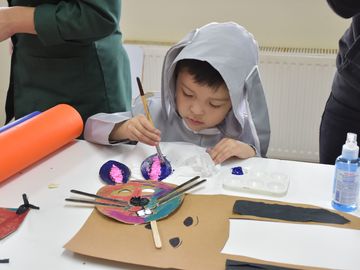 El estudiante más pequeño de la Escuela da los toques finales a su máscara de conejito, además se caracterizó de su animalito elegido.