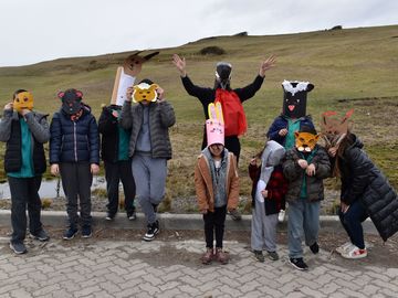 Salimos al aire libre a jugar con las máscaras y a recrear sonidos y movimientos propios de los animales representados