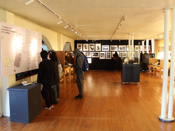 Estudiantes recorriendo Exposición temporal Chiloé en dictadura: Fragmentos de una historia reciente