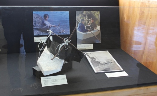 Barco de juguete en exposición temporal "Infancia Insular" del Museo Regional de Ancud