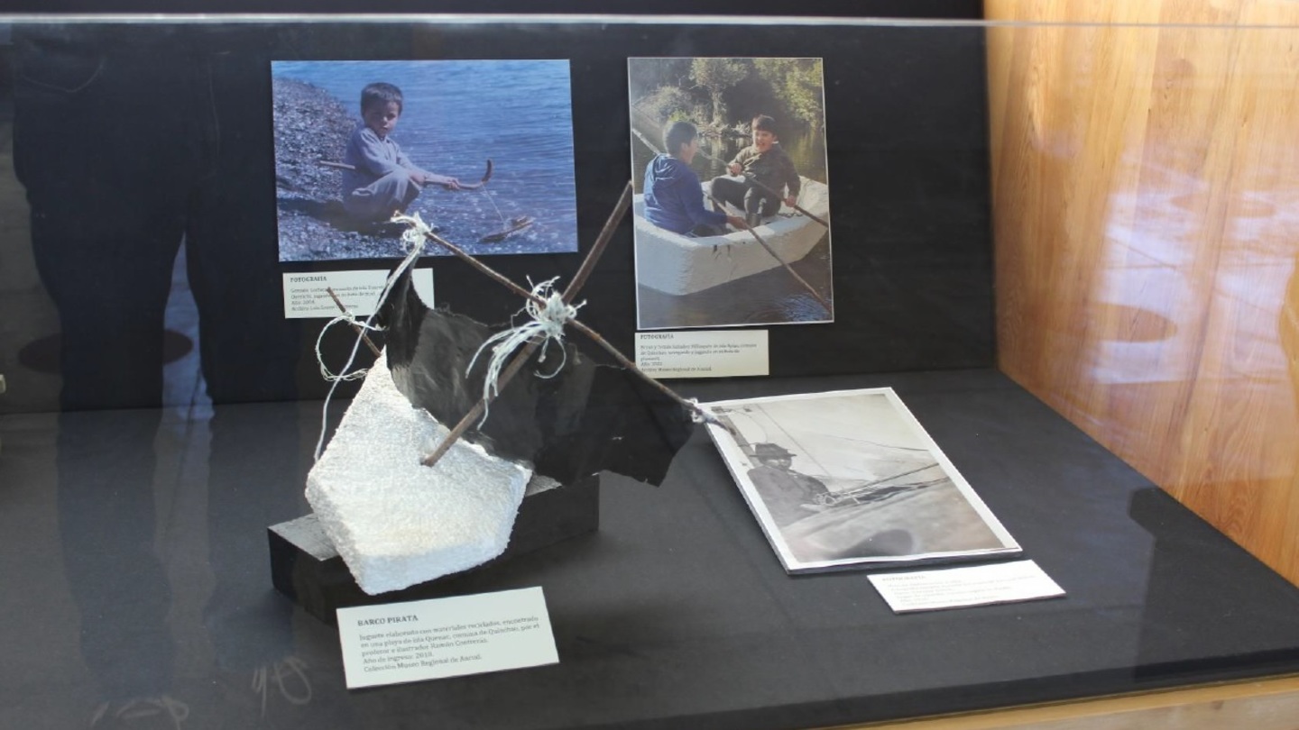 Barco de juguete en exposición temporal "Infancia Insular" del Museo Regional de Ancud Barco de juguete en exposición temporal "Infancia Insular" del Museo Regional de Ancud