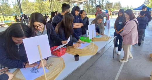 Estudiantes de Yerbas Buenas en stand del MOBAT