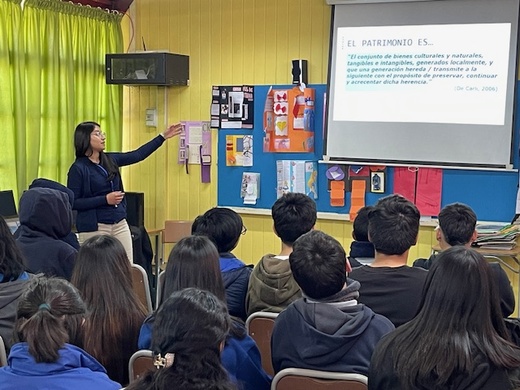 Nadia Jamett, Encargada de Educación, desarrollando Charla de Educación Patrimonial