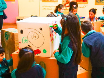 Las infancias que participaron en la SEA, dejaron sus recados por medio de dibujos y manchas de infinitos colores, expresándose libremente en la instalación colectiva