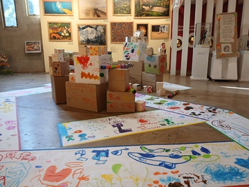 Instalación artística "Ronda de Recados" en la sala principal del museo, reflexionamos sobre la obra poética de Gabriela Mistral "Ronda de colores" para dar vida a esta colorida obra colectiva