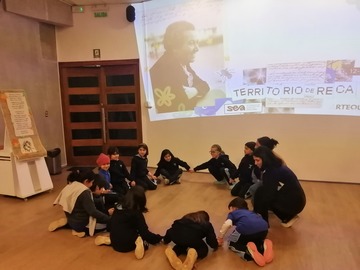 Comenzamos el taller leyendo el extracto del poema de Gabriela Mistral "Ronda de colores" para luego jugar con los y las niñas a diversas rondas que jueguen en sus jardines y colegios