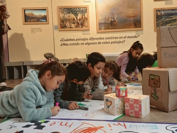 Intervención artística en la sala principal del museo dónde niños, niñas, adolescentes y familias expresaron sus recados por medio de manchas, colores y la escritura.