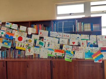 Visitamos dentro de la Visitamos con el Museo Viajero la Escuela Pdte. Eduardo Frei Montalva de Forestal, realizando la interevención artística con sus estudiantes denominda "Tendedero de Recados" en la sala CRA de la escuela