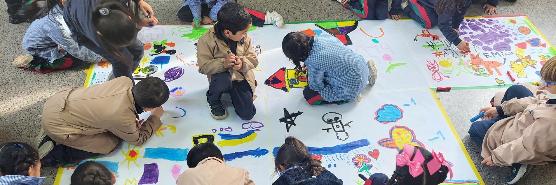 Con los más pequeños de la Escuela Pdte. Eduardo Frei Montalva de Viña del Mar, se les muestra el poema "Ronda de colores" para invitarles a expresar sus mensajes y recados de manera libre en un gran formato
