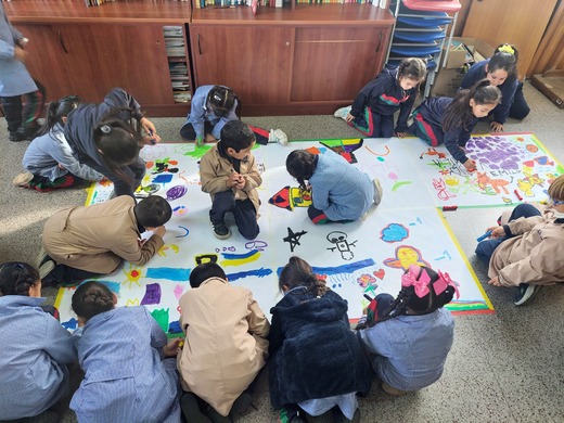 Con los más pequeños de la Escuela Pdte. Eduardo Frei Montalva de Viña del Mar, se les muestra el poema "Ronda de colores" para invitarles a expresar sus mensajes y recados de manera libre en un gran formato Con los más pequeños de la Escuela Pdte. Eduardo Frei Montalva de Viña del Mar, se les muestra el poema "Ronda de colores" para invitarles a expresar sus mensajes y recados de manera libre en un gran formato