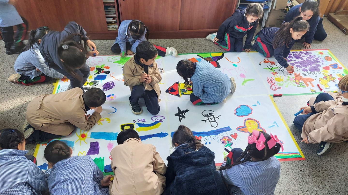 Con los más pequeños de la Escuela Pdte. Eduardo Frei Montalva de Viña del Mar, se les muestra el poema "Ronda de colores" para invitarles a expresar sus mensajes y recados de manera libre en un gran formato Con los más pequeños de la Escuela Pdte. Eduardo Frei Montalva de Viña del Mar, se les muestra el poema "Ronda de colores" para invitarles a expresar sus mensajes y recados de manera libre en un gran formato