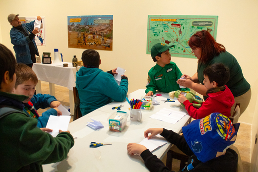 niños y niñas en el Taller de Fanzine Histórico