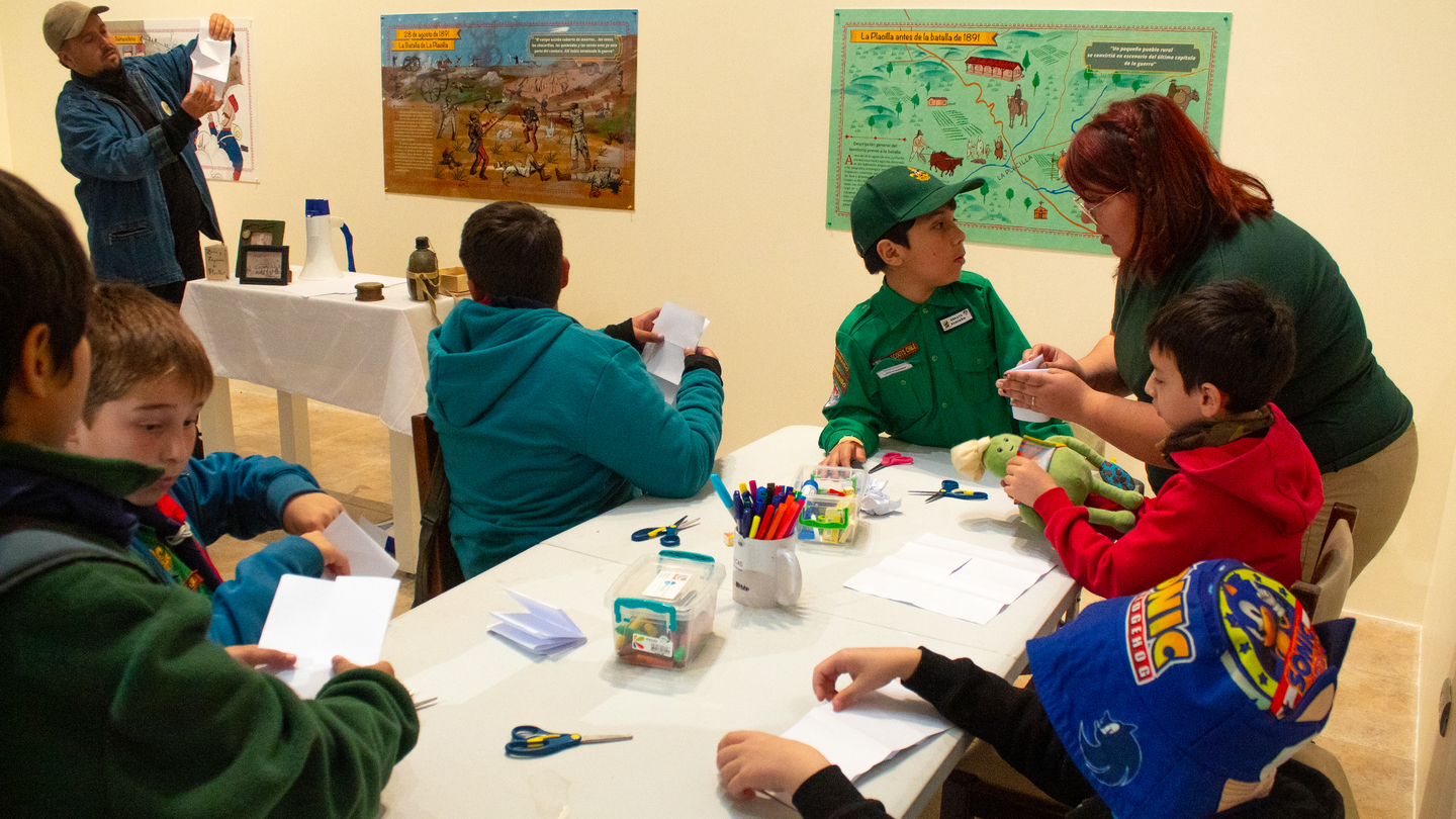 niños y niñas en el Taller de Fanzine Histórico