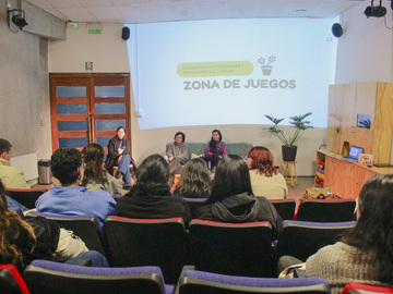 Dimos inicio al encuentro con las ponencias de Irene de la Jara y Fernanda Venegas, destacadas referentes del ámbito educativo y de museos a nivel nacional.