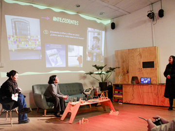 Fernanda Venegas presentando su ponencia “El Museo en juego, ¡Hagamos una expo!”, una propuesta lúdica y educativa del Museo Histórico Nacional para activar la participación en los museos.