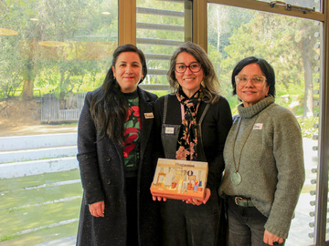 Nuestra directora Geraldine Escobar, junto a las expositoras, recibiendo el juego “Hagamos una expo”, obsequio de Fernanda Venegas para el museo.