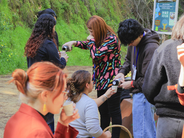 Al llegar al mirador del Humedal Piñacha, compartimos una reconfortante agua de boldo mientras contemplamos el paisaje.