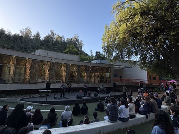 Última actividad de la feria del Libro. Concluimos con la maravillosa presentación de Mora Lucay en nuestro Anfiteatro al aire libre.