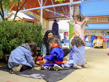 Niños y niñas del Jardín Los Paltitos aprendiendo a través del juego