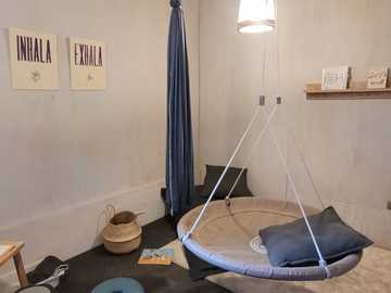 Ejemplo de espacio en calma del Museo Taller. En la imagen se distinguen elementos como un vestibulador tipo hamaca y otro tipo plataforma blanda, un bosu, cancelador de ruido y cojines cómodos.