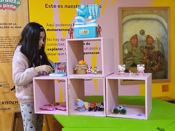 Laura y María Isabel organizan su vitrina de juguetes
