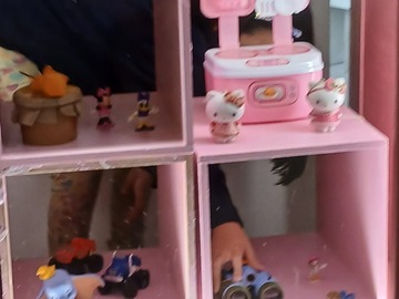 Laura y María Isabel piensan detalladamente donde colocar cada uno de sus juguetes