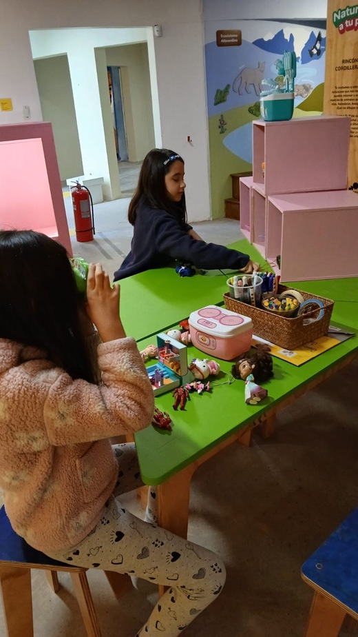 Laura y María Isabel organizan su selección de juguetes previo al montaje