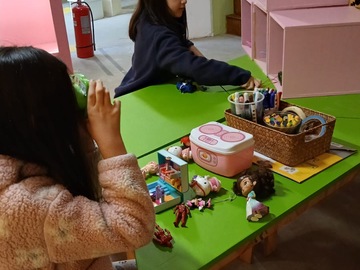 Laura y María Isabel organizan su selección de juguetes previo al montaje