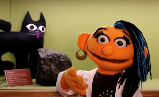 Estela Cósmica y su gatito Agujero Negro, personajes de la serie de títeres del Museo de Historia Natural de Concepción.