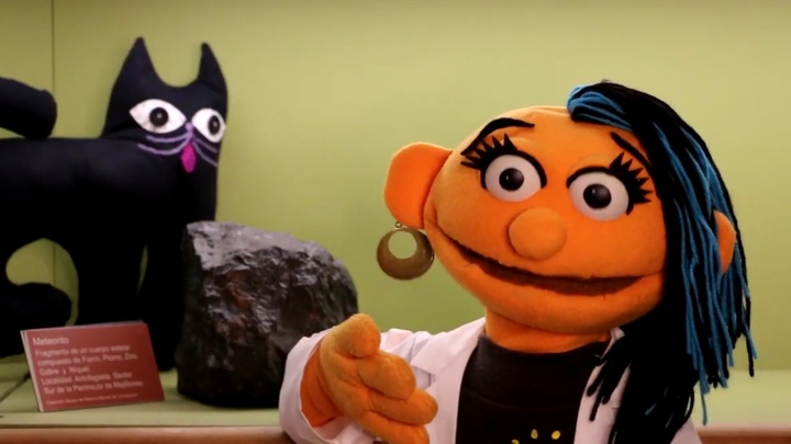 Estela Cósmica y su gatito Agujero Negro, personajes de la serie de títeres del Museo de Historia Natural de Concepción.
